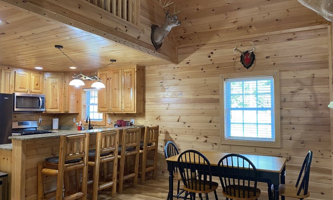 Oak Hill Park Cabin | Inviting Cabin with Hot Tub & Lake Access - Perfect Retreat