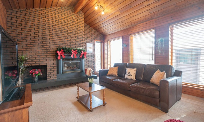 Mayfield House | Cozy Cabin w/Sauna in the City, WEM 8 mins, Downtown 10 mins, Free WIFI