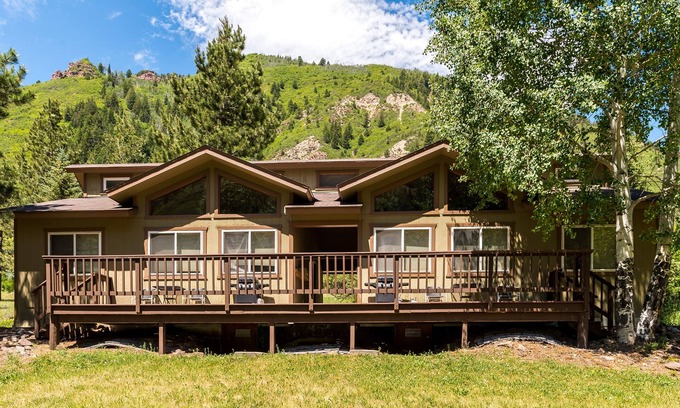 Carbondale Cabin | Relaxing Riverfront Cabin with Hot Springs & Nature Views