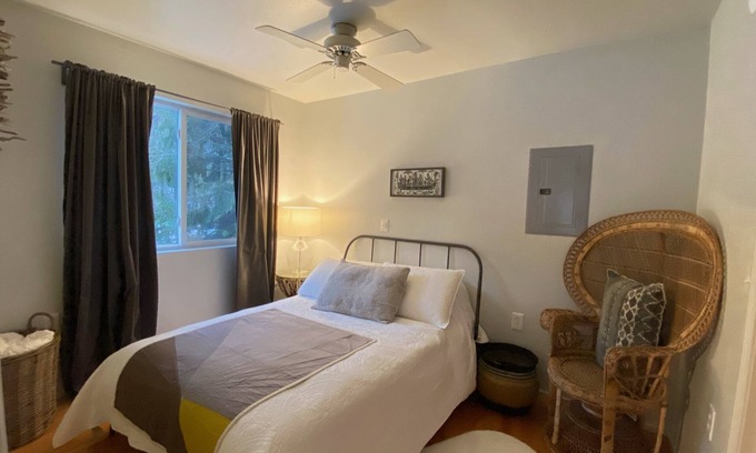 White Salmon Cabin | Charming Cabin Retreat with WiFi & Hot Tub in White Salmon