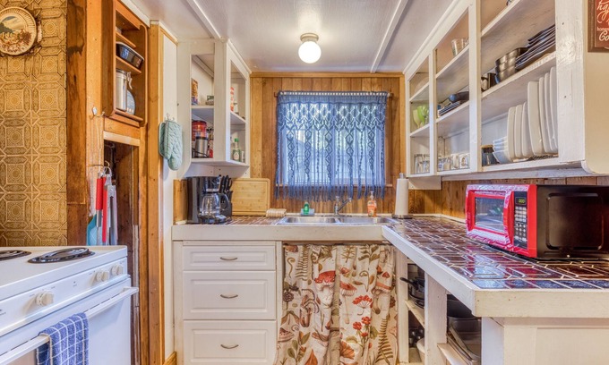 Cascade Locks House | Pet-Friendly Cabin with Easy Access to Beautiful Wilderness