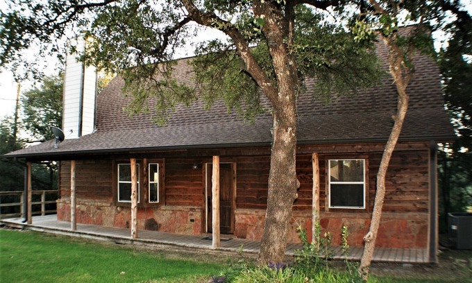 Jonestown House | Charming Cabin with Fireplace & Lake Travis Views – Guest Rated 9.8