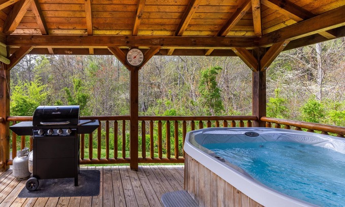 Qualla Cabin | Inviting Cabin with Hot Tub, Near Harrahs Casino - 9.8/10