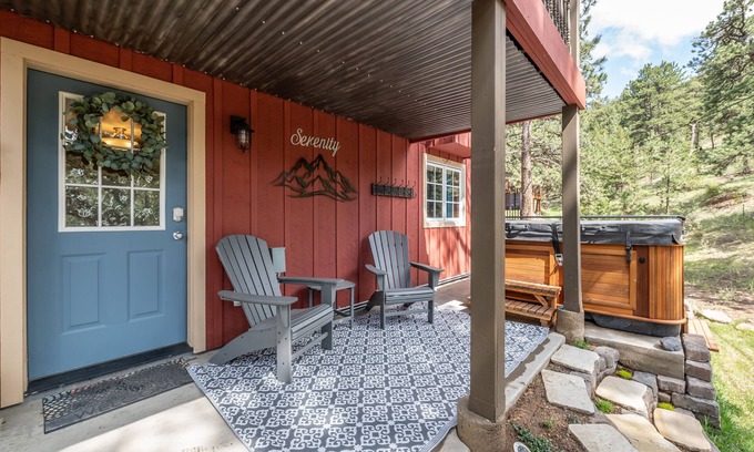Estes Park Cabin | Inviting Cabin with Hot Tub & Fireplace Near RMNP