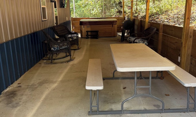Lindseyville Cabin | Cozy Cabin with hot tub, just minutes from Nolin lake and Mammoth Cave!