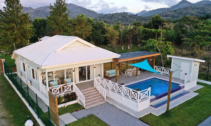 Omoa Cabin | Charming Ocean View Cabin with Pool & Spa Amenities