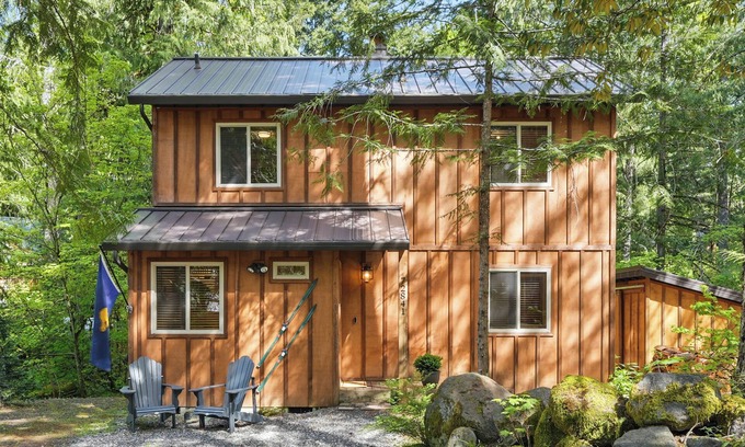 Rhododendron Cabin | Dog-Friendly Cabin with Hot Tub & River Access near Mt Hood