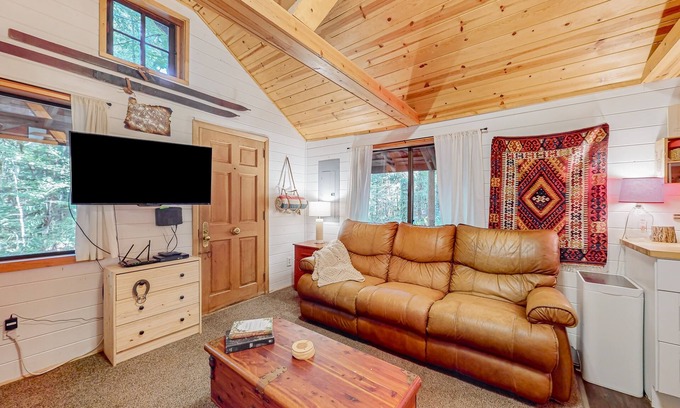 Zigzag Cabin | Inviting Cabin with Hot Tub & Grill Near River and Mountains