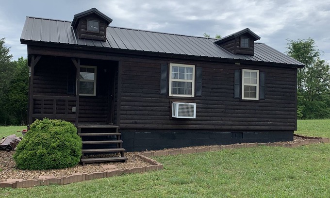 Albany House | Relaxing Cabin Retreat with Private Yard Near Dale Hollow Lake