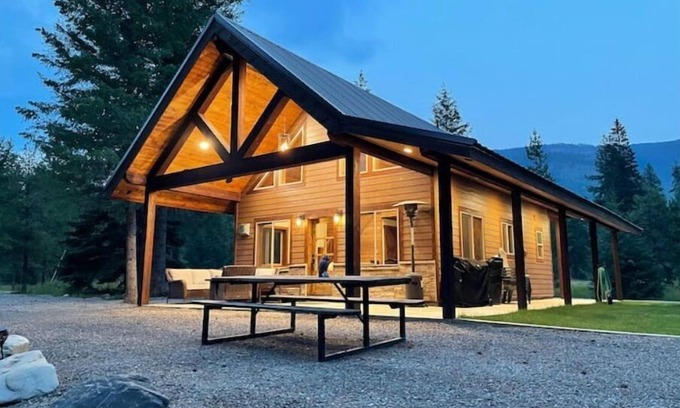 Bonners Ferry Cabin | Idyllic Cabin with River View and Family-Friendly Amenities