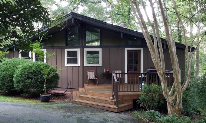 Reed Creek Cabin | Inviting Cabin on Lake Hartwell with Slip Dock & Pool
