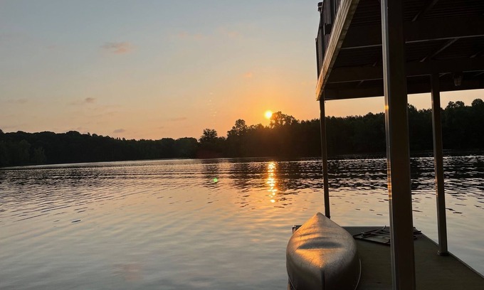 Estill Springs Cottage | Idyllic Cabin Retreat with Lake Views and Large Dock