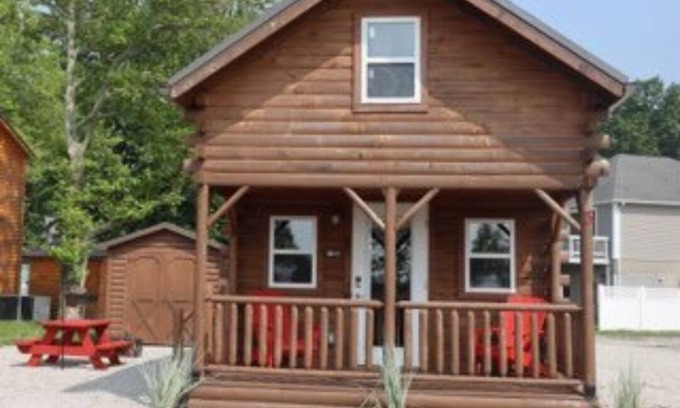 Ashtabula Cabin | Charming Cabin with Lake Erie Views and Spectacular Sunsets