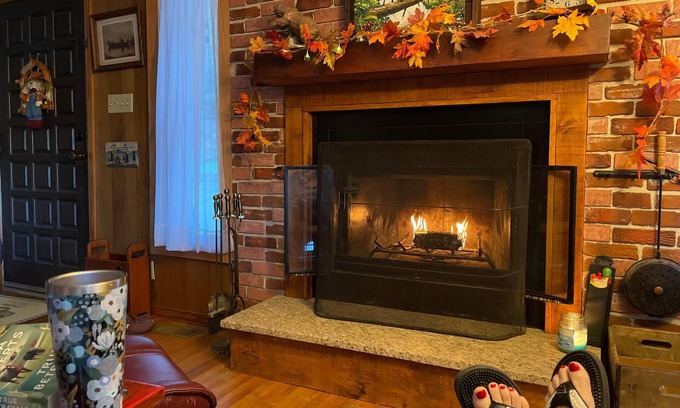 Franklin House | Inviting Cabin Retreat with Waterfalls Near Franklin/Highlands