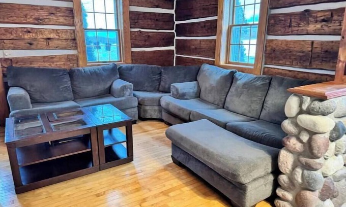 Tisch Mills House | Inviting Cabin with Pool and Family-Friendly Amenities