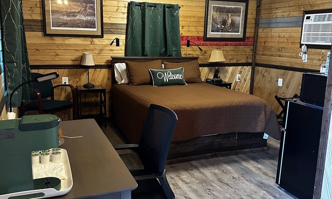 Alexander Cabin | Quaint Cabins with Lake Views at Horseshoe Lake