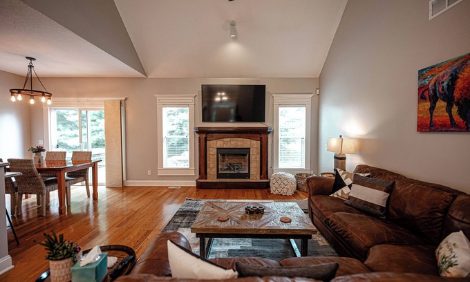 Andrew County House | Cozy Cactus Retreat-Family Friendly 4 bed/2bath near St. Joseph/Savannah, MO