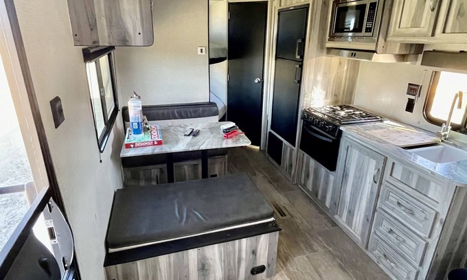 Penrose House | Cozy camper w/ mtn views 1hr from ski resorts !