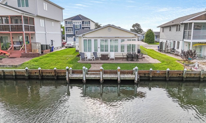 Keen-Wik On the Bay House | Inviting Canal Front 3BR Home with Boat Slip - Fenwick