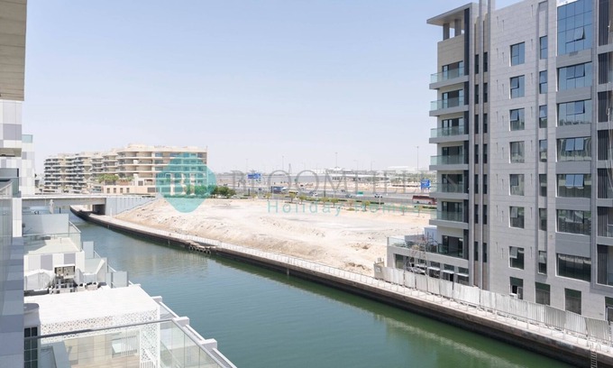 Al Raha Beach Apartment | Charming Canal View Apartment with Pool and Breakfast