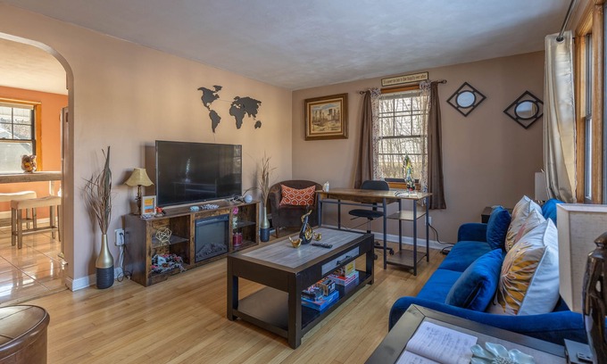 New Britain House | Cozy Cape Close to Farmington, Plainville & Downtown New Britain