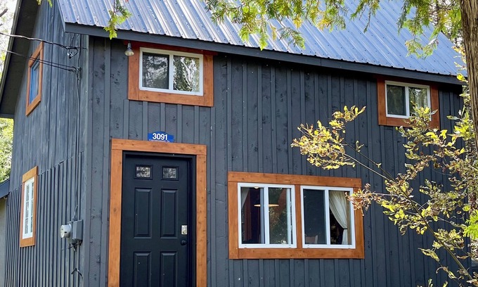 Carrabassett Valley Cabin | Inviting Carrabassett Cabin – Steps from Sugarloaf Mountain!