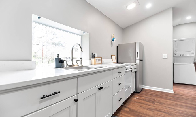 Abercorn Heights - Lamara Heights Cottage | Comfortable Carriage House near Downtown and Hospitals