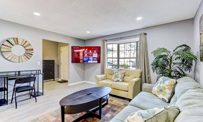 Westside House | Inviting Casa: Cozy 4Bd Home with Spa and Breakfast