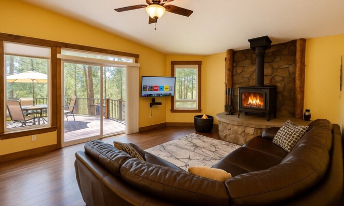 Cascade Ski Chalet | Cozy Cascade Cabin: Pet-Friendly Retreat Near the Lake