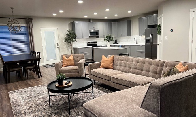 Orem House | Inviting Cascade Nook: Family-Friendly 2-Bedroom Retreat