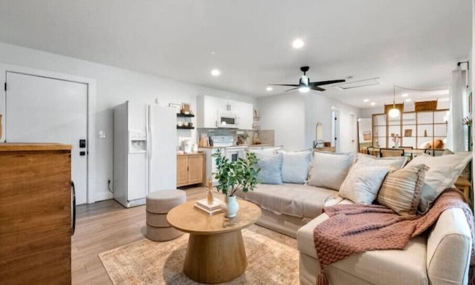 Central Arlington House | Charming Casita Near Downtown with Spa and Hot Tub