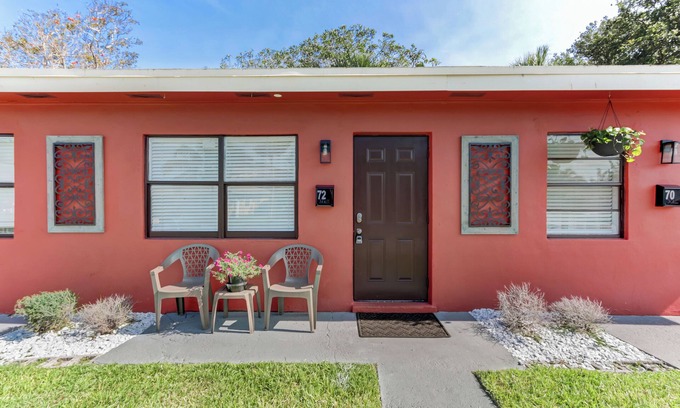 Boca Raton Apartment | Cozy Casita Luna 1/1 near beach 60in TV/625 mbps wifi