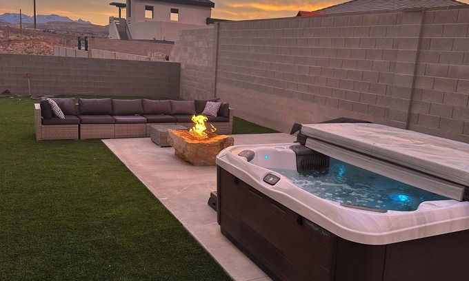 Hurricane House | Cozy Casita stay for 2 in Hurricane with hot tub and 65” TV and WiFi