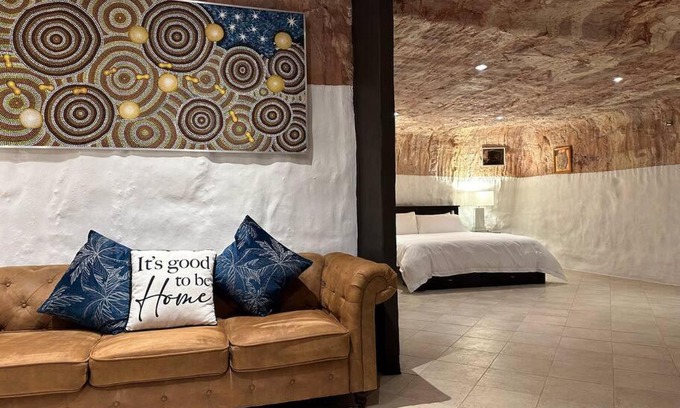 Coober Pedy Apartment | Pet-Friendly Retreat: Cozy Cave Coober Pedy, Rated 9.9/10