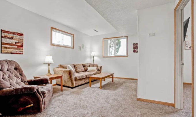 Southwest Area Apartment | Charming Cedar Rapids Retreat with Kitchen & Family-Friendly Space