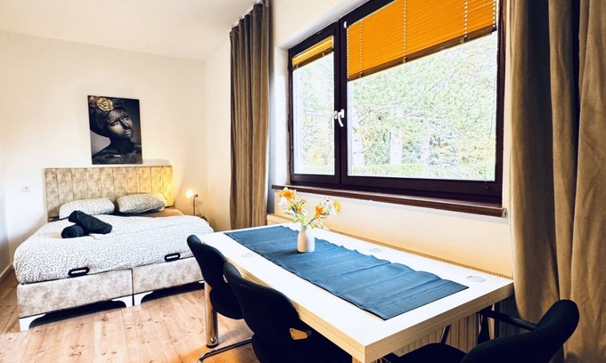 Meidling Apartment | Cozy Central 8BR Apt w/Garden & Terrace, Up to 24P