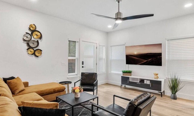 St. Johns House | Cozy & Central ~ Close to i35 and 5M to Downtown!