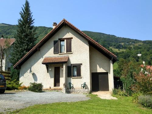 Saint-Jean-de-Vaulx Ski Chalet | Cozy Chalet with Breathtaking Mountain Views for Families