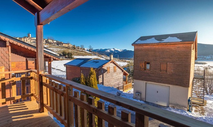 Les Angles Ski Chalet | Cozy chalet near slopes with balcony and garden