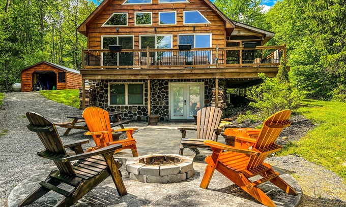 Richland Ski Chalet | Inviting Chalet Retreat with Lake Views and Pool Access