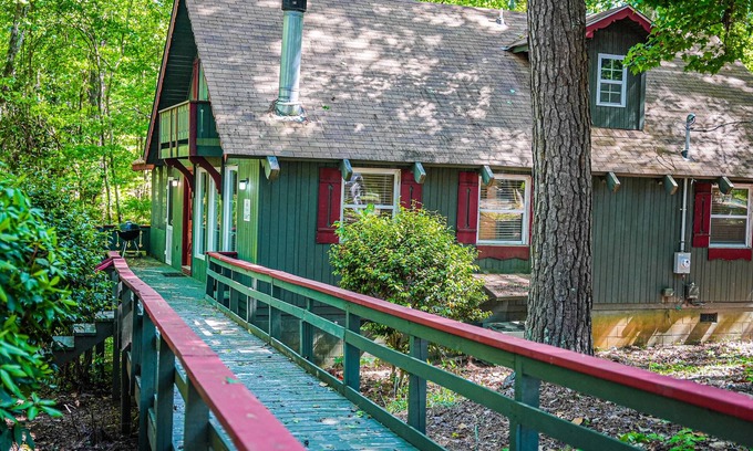 Pine Mountain Ski Chalet | Inviting Chalet with Porch near Wild Animal Safari