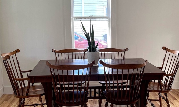 Chatham House | Discover the Cozy Chatham Retreat: Pet-Friendly Escape