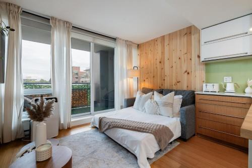 Strathcona Apartment | Cozy Chinatown Stay with Balcony and Parking near Pacific Station