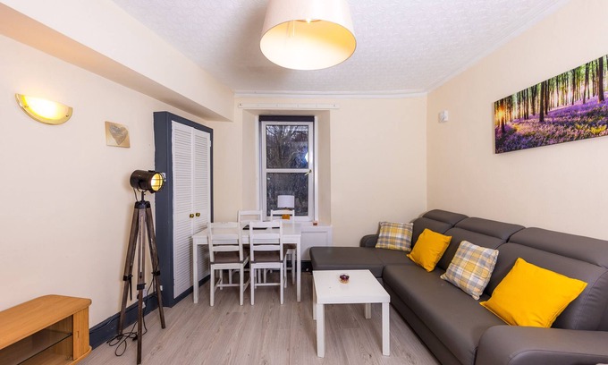 Tollcross Apartment | Inviting City Centre 1 Bedroom Apartment Near the Meadows
