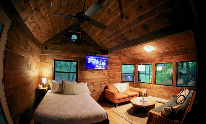 Burlington Cabin | Inviting Clappison Cabin with Spa & Child-Friendly Features