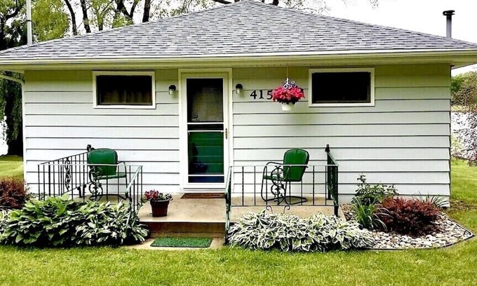 Angola Cottage | Charming Cottage Retreat with Private Dock and Lake Views