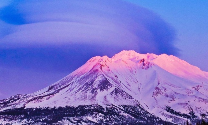 Mount Shasta Cottage | Charming Cottage with Mt. Shasta Views and Pool Access