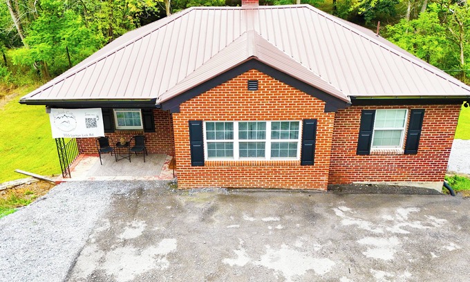Bluewell Cottage | Cozy, Clean Cottage, Wi-Fi, Coffee ☕️ Garage Parking