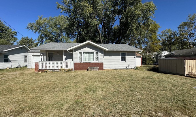 Kirksville House | Cozy Retreat Near High School - Pet & Child Friendly Stay