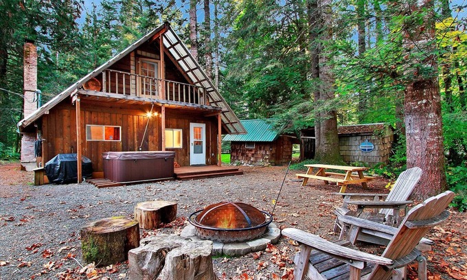 Packwood House | Charming Cabin with Hot Tub & Fireplace Near Mt Rainier